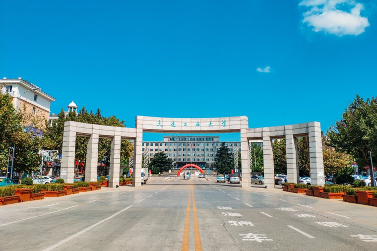 1715309540857183.jpg 大連工業(yè)大學(xué)正門